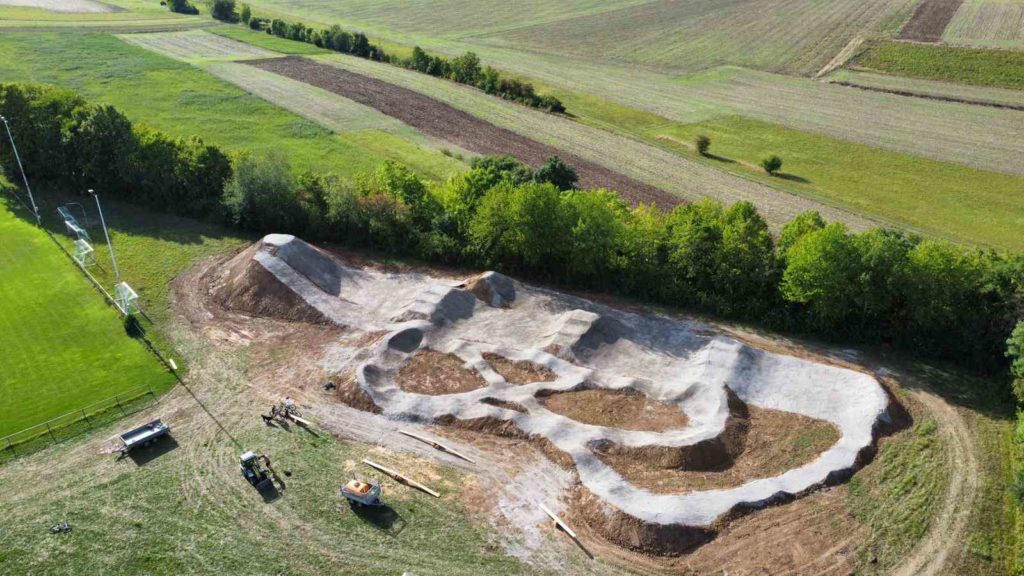 Dirtpark Wurmlingen Tuebingen Tables Kicker Tricksprung Pumptrack 005