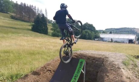 Dirtpark Hilchenbach – Einbau Mountainbike-Kicker BMX Rampe MTB Tricksprung