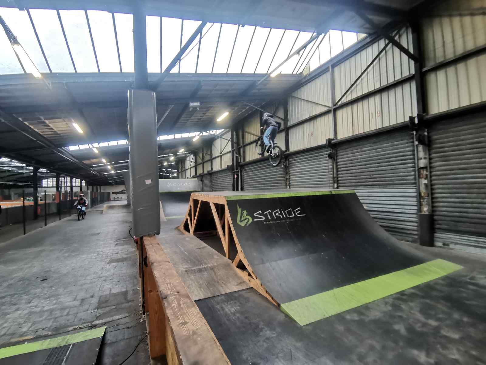 Resi Ramp Texture spotcheck: Stride Indoor Bikepark Strasbourg, Pumptrack, Foampit, Resi ...